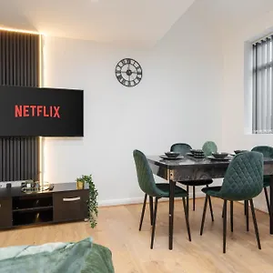 Sophisticated & Stylish Flat Near Airport - Sleeps 9 Manchester