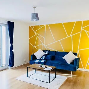 Modern 3-bedroom 5 Mins To Airport, 30 Mins To Peak District, Free Parking & Fast Wifi Manchester